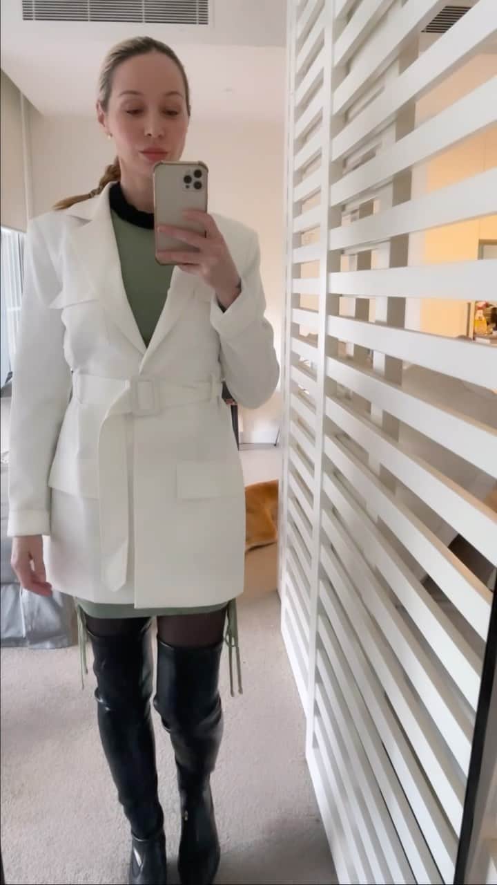 エミリー・スコットのインスタグラム：「Bit nippy out there, layering for late seasons 🌼」
