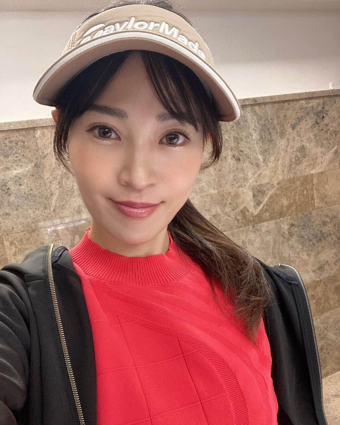 竹村真琴のインスタグラム：「* 関西で収録してきました⛳️🎥 久しぶりに真っ赤なウェアとニーハイソックスで🏌️‍♀️🧦 楽しい現場でした😄 詳細は追ってお知らせします😉 . . . #サンテレビ #関西圏 #ゴルフ番組 #ニーハイソックス #ニーハイコーデ #ポニーテール #サンバイザー #ステルスグローレ #テーラーメイド #TaylorMade #女子プロゴルファー #プロゴルファー #instagolf  #golf #jlpga #女子ゴルフ  #ゴルフ女子 #興和 #ゴルフ #インスタゴルフ #ゴルフコーデ  #골프 #高尔夫 #ルコック #コーワ #バンテリン #豆蔵 #情報技術開発 #lecoqsportif」