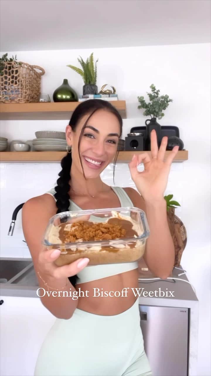 のインスタグラム：「Finally tried to the biscoff overnight weetbix but made it even better with @womensbest because GAINZ 💪🍑  I know this is supposed to be a breakfast vibe but I much prefered it as a dessert, whatever floats your boat though or should I say: whatever helps you hit your protein target… which will then float your muscular boat, I digress.  The @womensbest Black Friday Sale has officially begun with up to 70% off! I’m using my fave ISO Whey Protein in Cereal Milk (currently 30% OFF) AND wearing the all new Essentail collection Sports Bra & Shorts (currently 40% OFF)  Ingredients:   2 x Wheetbix 1 scoop @womensbest protein  125ml Water 1 tbsp Biscoff (extra for topping if desired - as you can see, I desired) 1/2 cup Greek Yogurt  Method   1. Crush 2 x weetbix into a container/bowl  2. Add 125ml water & 1 scoop @womensbest protein to shaker and shake well  3. Pour protein over crushed weetbix and stir to combine  4. In separate bowl melt 1 tbsp biscoff in microwave for 30 seconds and combine with 1/2 cup Greek yogurt  5. Spread yogurt mixture evenly over weetbix  6. Drizzle extra biscoff & crushed biscuit over the top as desired Close contaienr with airtight lid and store in refrigerator overnight - alternatively eat them immediately 😜」