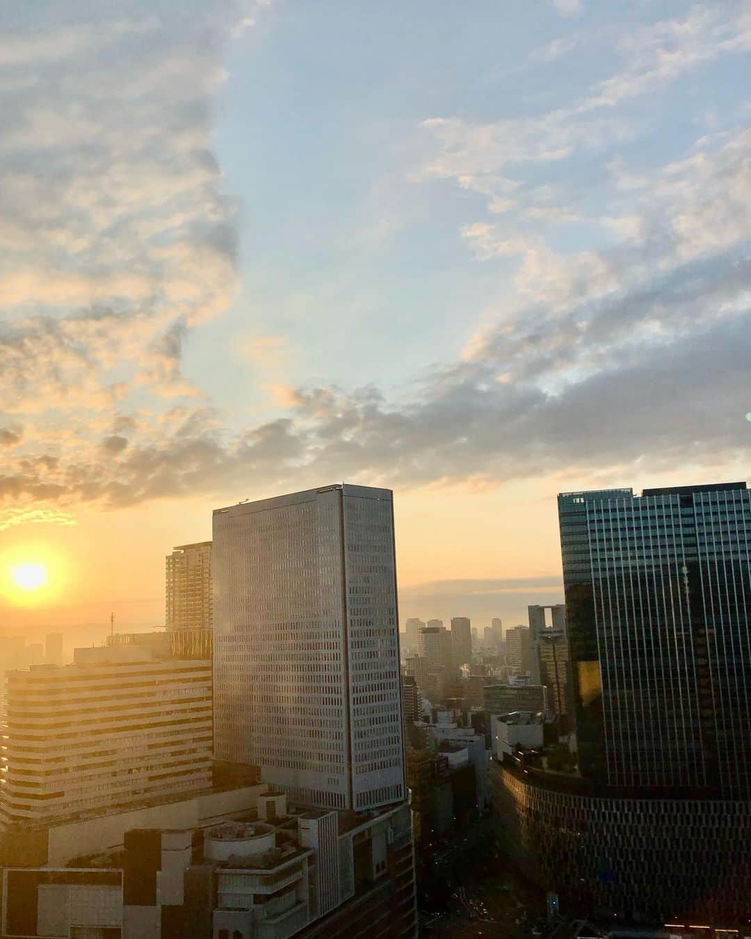 川原洋二のインスタグラム：「おはようございます😃 今日も天気が良いですね‼️ 頑張っていきましょう♪  #大阪の朝  #日の出」