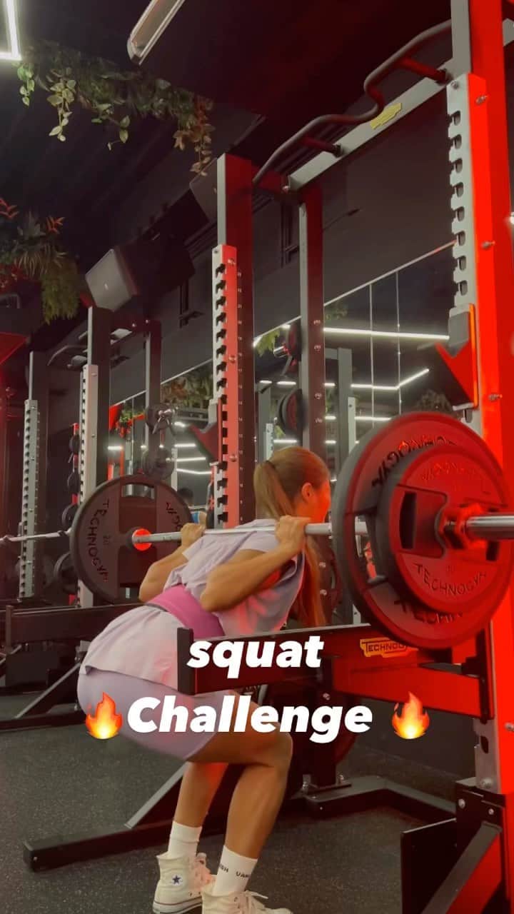田上舞子のインスタグラム：「🏋🏾‍♂️my current record🏋🏾‍♂️ I'm going to work out harder and lift heavier weights until the end of April, then I’m going to start losing weight for the competitions💪🏽 ナロースタンススクワットの今の記録❣️ 減量に入るまでは、脚の痺れの様子を見つつ重量を伸ばしていけるようにがんばるぞぉー🔥🔥 全ては来年のFitmodelで結果を残すために❣️ 🎽 @vqfit @vqfitwomen  #vanquishfitness」