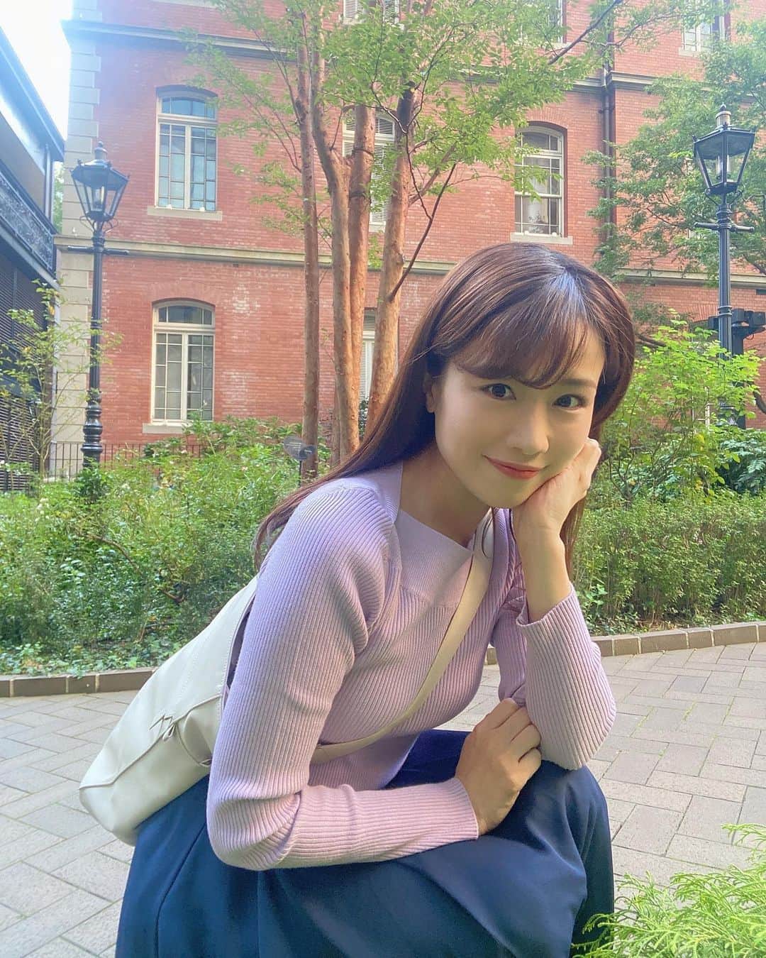 道岡桃子のインスタグラム：「朝のお散歩♪  都内にこんな素敵な場所があったとは！  きょうは司会台本をひたすら練習します。  皆さんも行ってらっしゃいませ〜  #ショルダー #ショルダーバッグ #アナウンサー #アナウンサー衣装 #shoulderbag #GastonLuga #ガストンルーガ #バックパック#singlesday #blackfriday」