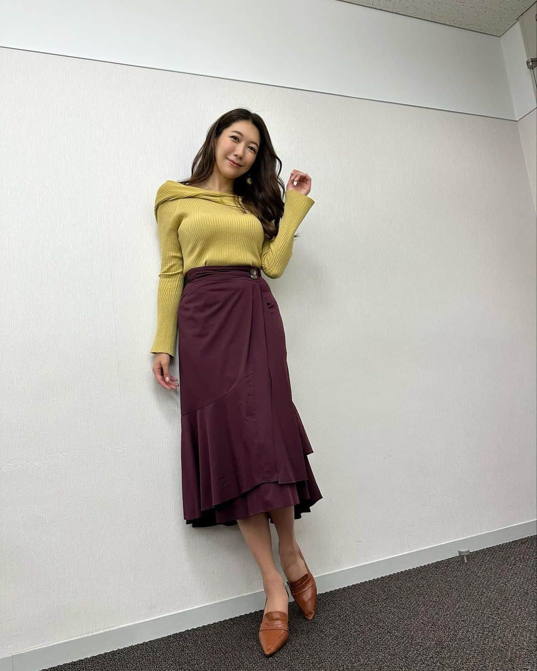 穂川果音さんのインスタグラム写真 - (穂川果音Instagram)「昨日のアベプラ衣装👗 今日11/8は、北陸〜北日本は雲多く日本海側では雨や雷雨に☔️ 夜は止むところがおおくなります。 沖縄もスッキリしない天気☁️ その他の地域はバッチリと晴れて☀️日中の気温は20℃を超えて過ごしやすい陽気に。 昼間は上着なしでも過ごせそう！  👗そこまで厚手のニットでなくても大丈夫！首回りの空いたニットコーデがおすすめー  #アベプラ　#気象予報士　#明日コレ着よコーデ　　#ほかのん #fashion #cordinate  　#ファッション 　#晴れの日コーデ 　#fashion #cordinate #weatherreport #お天気コーデ 　　#11月コーデ　#衣装 #アナウンサーコーデ　　#秋コーデ　#マーメイドスカートコーデ　#オフショルニットコーデ  　#秋色コーデ　#お天気キャスター　 #weatherforecast #お天気お姉さんコーデ 　#170センチコーデ」11月8日 9時43分 - hokawakanonn