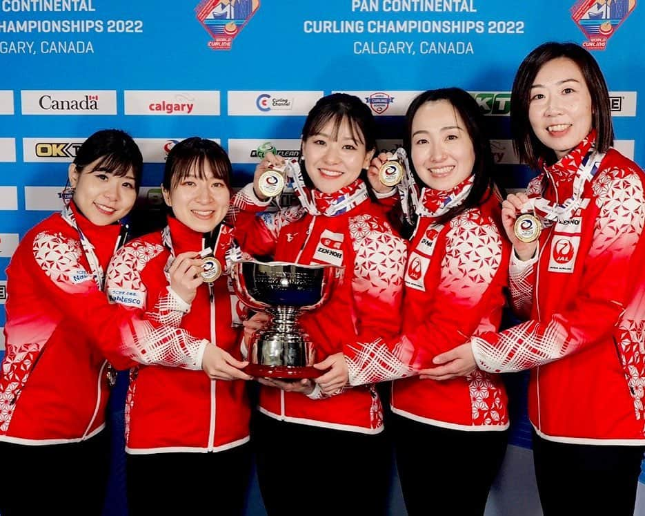 吉田知那美さんのインスタグラム写真 - (吉田知那美Instagram)「・ Alway very special being carved name in the first page of curling history🏆 Thank you for all volunteers, ice makers and curling fans!We’re so happy to curl in our second home town Calgary🇨🇦❤️  男女共に世界選手権への切符を獲得することができました！ 6日間10試合、変わらなくもあり新しくもあるteam FUJISAWAとして毎日楽しくて幸せな時間を過ごせました。 JDの故郷であり、私たちの第二の故郷であるカルガリーで優勝できてうれしいです🏆 日本からたくさんの応援をありがとうございました！！！  #ロコソラーレ #カーリング #パンコンチネンタルカーリングチャンピオンシップ #PCCC2022」11月8日 10時23分 - chinami1991