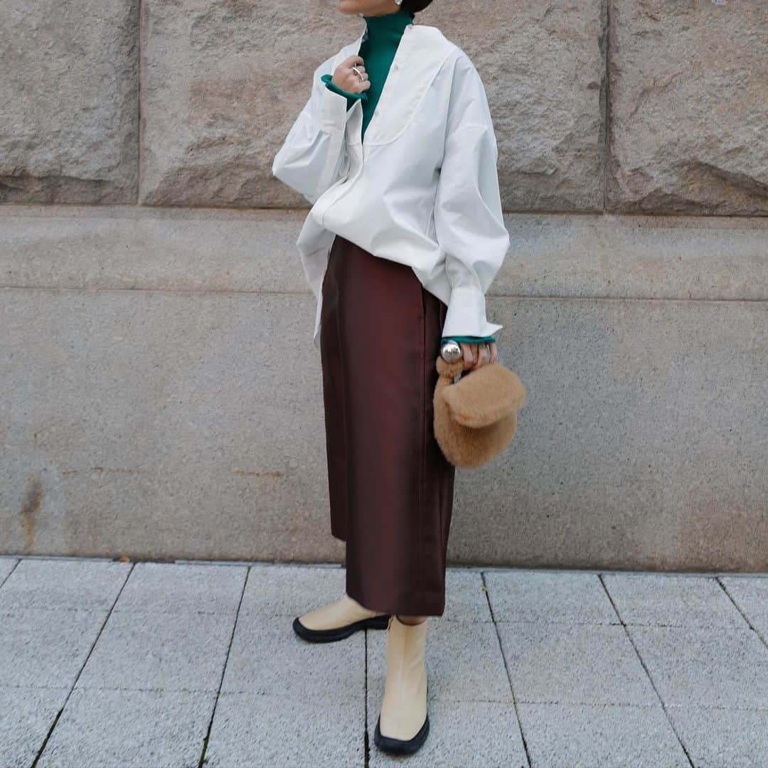 正中雅子のインスタグラム：「🤍🤎💚  どれも着回しのきくシンプルなものだからこそ色んなスタイリングが楽しめる🫶  上質なウール素材で着心地のいいリブニットタートルは、エキストラファインメリノウール100％のハイゲージリブ編みニットです。 メリノウールの中でも高級で美しいエンパイアという細い糸を使用し、軽く温かな1枚に仕上がりました。 ネックラインに綺麗にそうタートルに、袖口は甘くなりすぎないややフリルのアクセントを施しました☺︎  ロングシャツのインナーに忍ばせるのもおすすめです！  サテンツイルSKのブラウンも新色で他には発色のいいGreenと定番のBLACKがあります！  11/8 tue 14:00 start-  #MACHATT #masaco服」