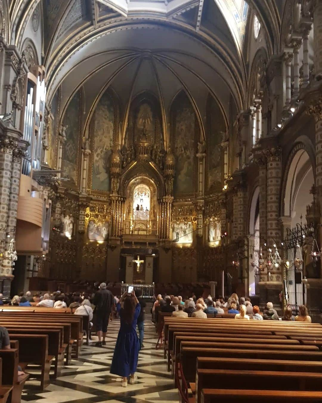 ティナ・デサイさんのインスタグラム写真 - (ティナ・デサイInstagram)「The stunning mountains of Montserrat and the Black Madonna within the Benedictine monastery. Nothing fit well into my camera lens but these are the ones that came out okay.  #spain #montserratmountain #benedictine #monastery」11月8日 10時31分 - desaitina