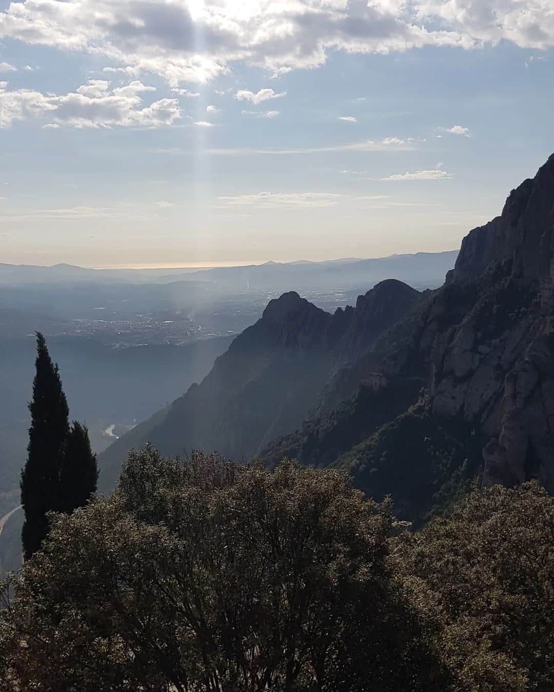 ティナ・デサイさんのインスタグラム写真 - (ティナ・デサイInstagram)「The stunning mountains of Montserrat and the Black Madonna within the Benedictine monastery. Nothing fit well into my camera lens but these are the ones that came out okay.  #spain #montserratmountain #benedictine #monastery」11月8日 10時31分 - desaitina