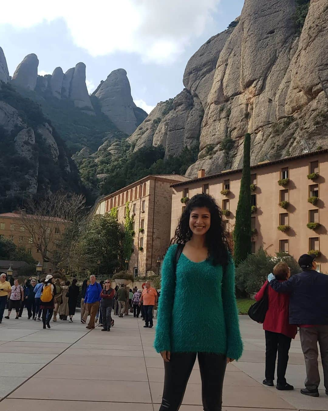 ティナ・デサイさんのインスタグラム写真 - (ティナ・デサイInstagram)「The stunning mountains of Montserrat and the Black Madonna within the Benedictine monastery. Nothing fit well into my camera lens but these are the ones that came out okay.  #spain #montserratmountain #benedictine #monastery」11月8日 10時31分 - desaitina