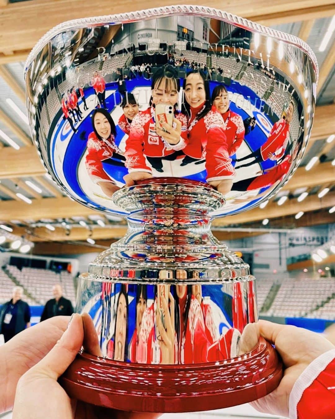 吉田知那美さんのインスタグラム写真 - (吉田知那美Instagram)「Shiniest trophy selfie🏆🤳  トロフィー・セルフィー  #PCCC2022 #firstchamp」11月8日 10時26分 - chinami1991
