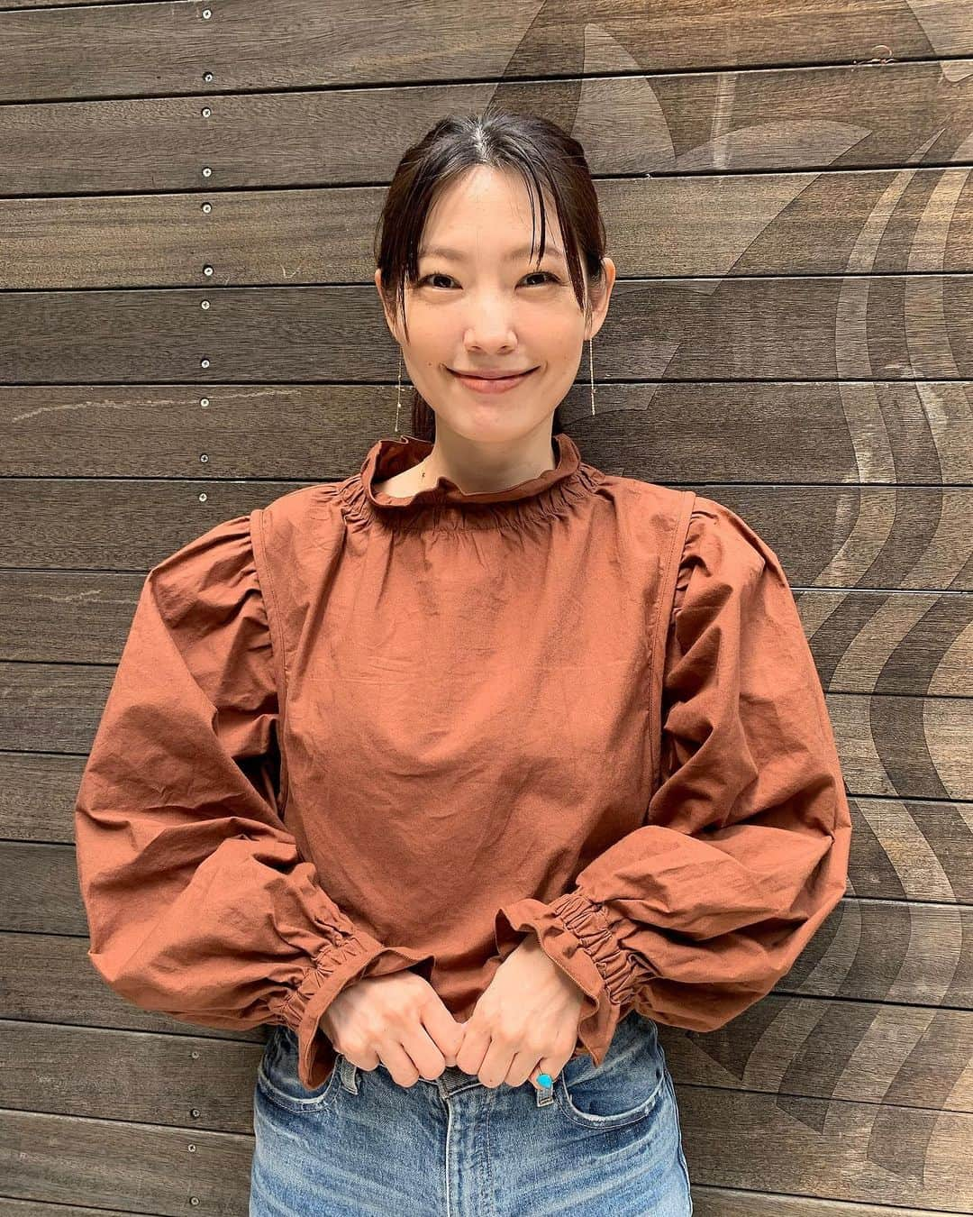 森貴美子さんのインスタグラム写真 - (森貴美子Instagram)「トップスもボトムも @blackbymoussy_official  バッグは @vasic_japan  スニーカーは @converse_jp  ピアスは　@dreamer.tokyo   コーデとは関係ない話だけど、学生の頃たまに「もりんご」って呼ばれてて、お気に入りのあだ名でした🍎🍎🍎  #デニムコーデ #デニムパンツ　#ブラウス　#vasic #moussy #converse #bag #2022aw #ピアス」11月8日 10時39分 - morikimi_morikimi