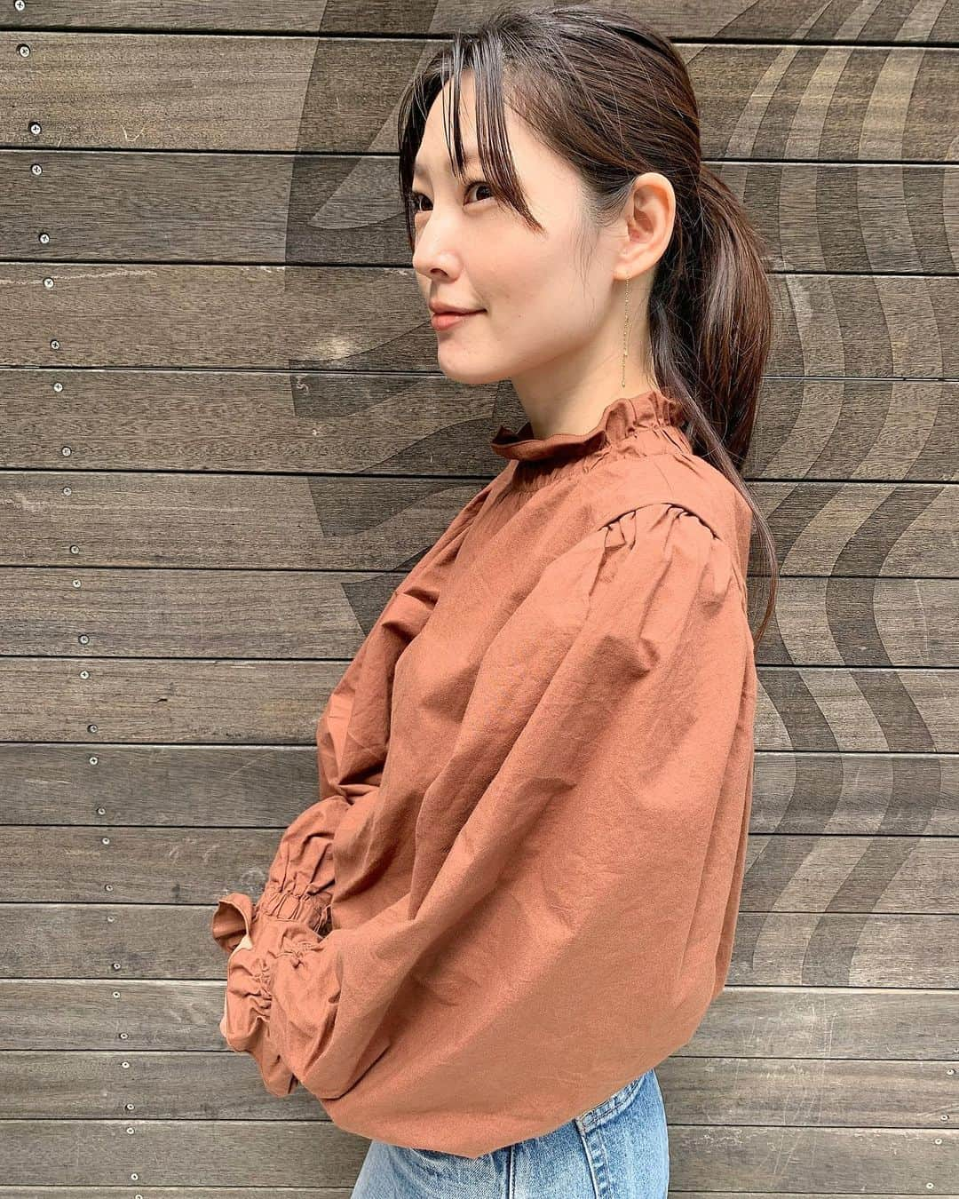 森貴美子さんのインスタグラム写真 - (森貴美子Instagram)「トップスもボトムも @blackbymoussy_official  バッグは @vasic_japan  スニーカーは @converse_jp  ピアスは　@dreamer.tokyo   コーデとは関係ない話だけど、学生の頃たまに「もりんご」って呼ばれてて、お気に入りのあだ名でした🍎🍎🍎  #デニムコーデ #デニムパンツ　#ブラウス　#vasic #moussy #converse #bag #2022aw #ピアス」11月8日 10時39分 - morikimi_morikimi