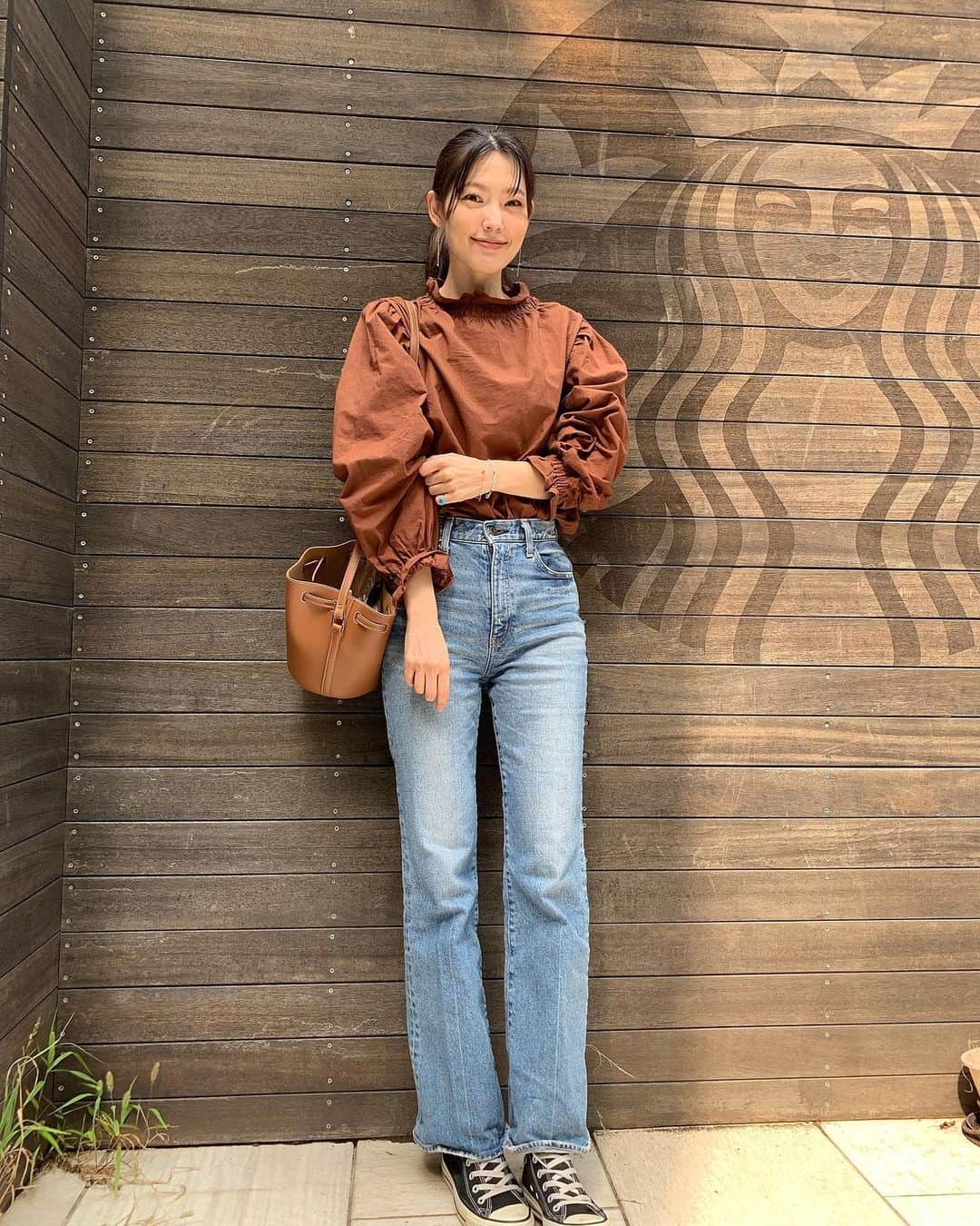 森貴美子さんのインスタグラム写真 - (森貴美子Instagram)「トップスもボトムも @blackbymoussy_official  バッグは @vasic_japan  スニーカーは @converse_jp  ピアスは　@dreamer.tokyo   コーデとは関係ない話だけど、学生の頃たまに「もりんご」って呼ばれてて、お気に入りのあだ名でした🍎🍎🍎  #デニムコーデ #デニムパンツ　#ブラウス　#vasic #moussy #converse #bag #2022aw #ピアス」11月8日 10時39分 - morikimi_morikimi