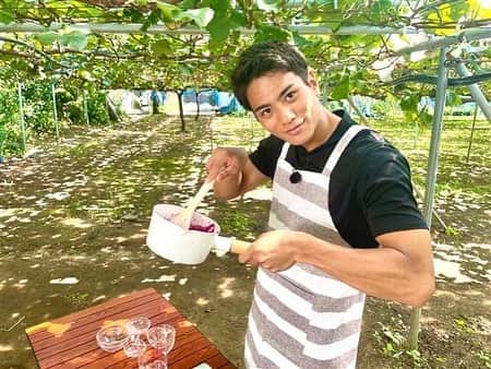 フジテレビアナウンサーのインスタグラム：「ヤマケンこと山本賢太です。 葡萄の皮って捨てちゃいますよね。。ですがなんと！その葡萄の皮がジャムに簡単に変身させることができるんです！！驚くほど美味しかったです！  そして葡萄限らず、色んな果物の皮でできちゃいます。家ではリンゴの皮でやってみようと思います！  #体感サステナWAVE #フジテレビアナウンサー #山本賢太 #ぶどう #葡萄  #ジャム #葡萄ジャム #楽しくアクションsdgs」