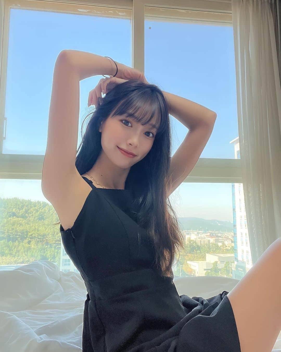 岡島彩花のインスタグラム：「・  気持ちが沈むときは、 散歩するのが1番良い👶🏻🌈  皆んなのストレス発散方法は〜😕？  #ボレジョ #レースクイーン」