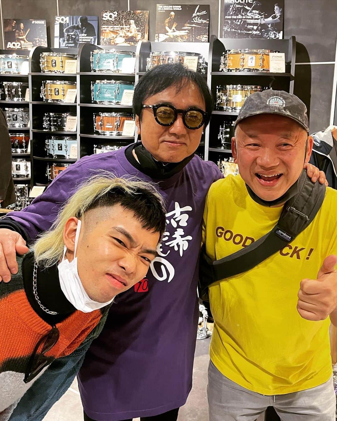 勢喜遊のインスタグラム：「古希の山木さんと、来年還暦のゲンタ兄貴と、三十路のワタシ。 音楽は勿論、「歳を重ねる」ということを学ばせてもらえる粋な先輩方に囲まれて幸せです。  #山木秀夫 #江川ゲンタ」