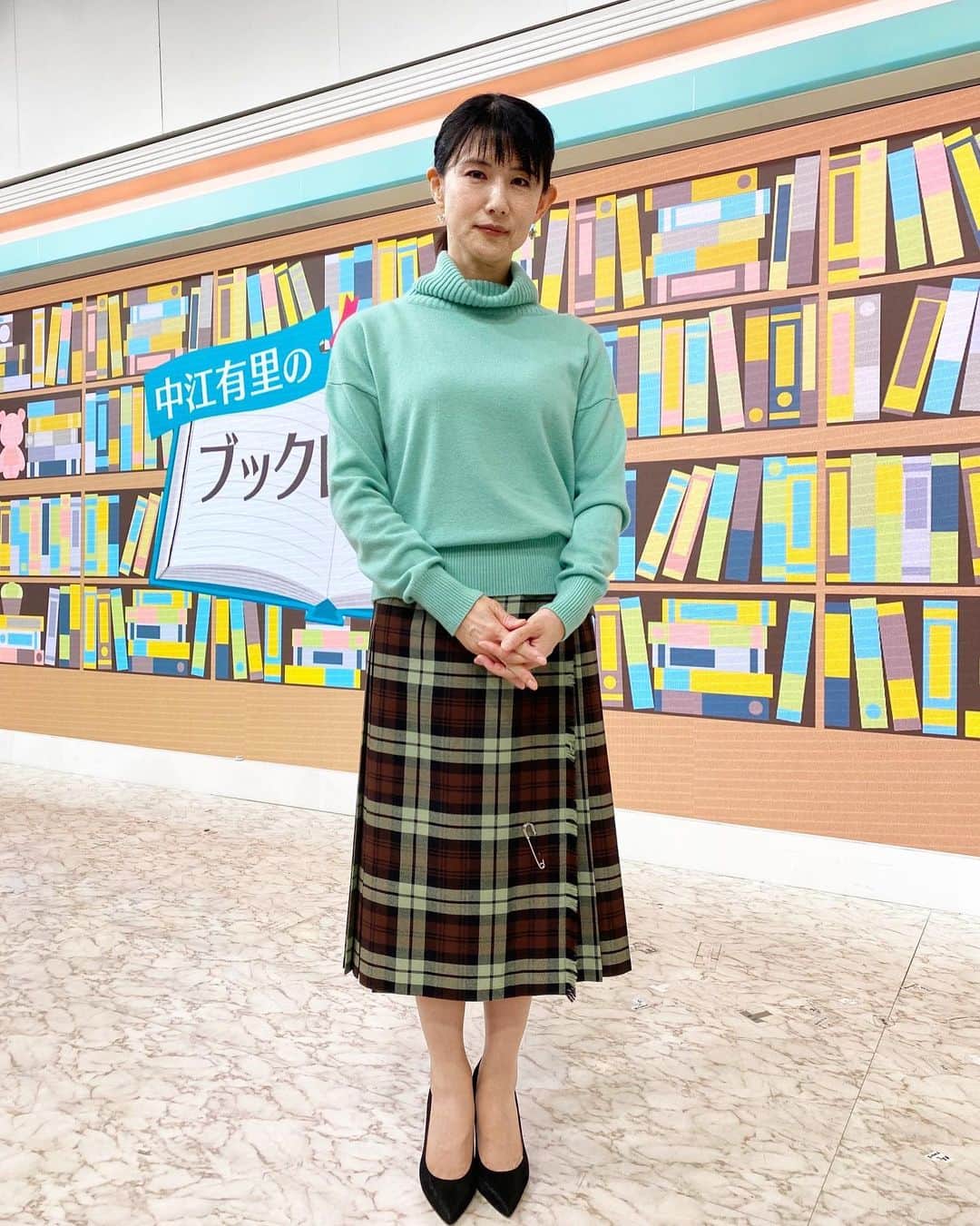 中江有里のインスタグラム：「昨日のブックレビューは#オールドイングランド  さんのニットとスカートでした。  NHKプラスで見逃し配信があります。」