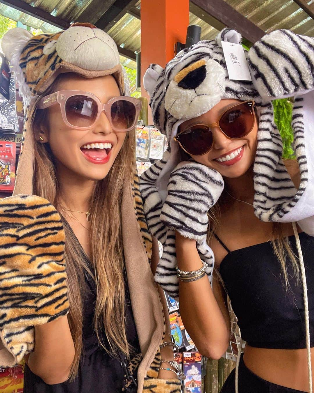 ちゃんもりさんのインスタグラム写真 - (ちゃんもりInstagram)「来世はかっけー動物に生まれたい🐅🐆🦓🐬🦈🦖 ps.試着で30分遊んだ女たち . . . #海ガール#プーケットタウン#タイガーキングダム#タイ旅行#バンコク旅行#プーケット旅行#プーケット観光#プーケット女子旅#プーケットホテル#プーケットタウン#海外ガール#海外女子旅#バックパッカー女子#バックパッカー#タイ観光#女子旅#女子旅行#タビジョ#旅女子#thailand#phuket #twins👭」11月8日 11時40分 - xx817.a