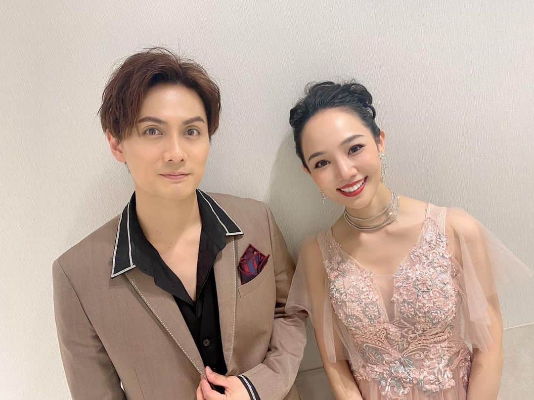 咲妃みゆのインスタグラム：「「The PARTY in PARCO劇場」 ⁡ #加藤和樹 さん✨ 歌声の変幻自在さに驚くばかり。。歌われるどの楽曲にも情景が見えるようでとても感動しました。いつかお芝居でもご一緒させていただきたいという大きな目標が生まれました。精進します！✊ 3日間連続してご出演くださった加藤さんに、私はすっかり頼らせていただいていました！…トークコーナー…加藤さんのお力をお借りせずとも散らからないよう(いえ、散らかさないよう)気をつけます😅 ⁡ 加藤さんは今後 10日(木)・13日(日)・15日(火) の公演にもご出演くださいますよ〜✨ 皆様ぜひ、PARCO劇場のパーティーに遊びにいらしてください♡」