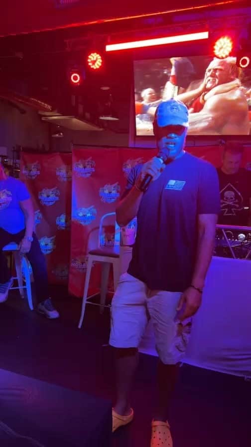 ハルク・ホーガンのインスタグラム：「#hoganshangout #clearwaterbeach #karaoke」