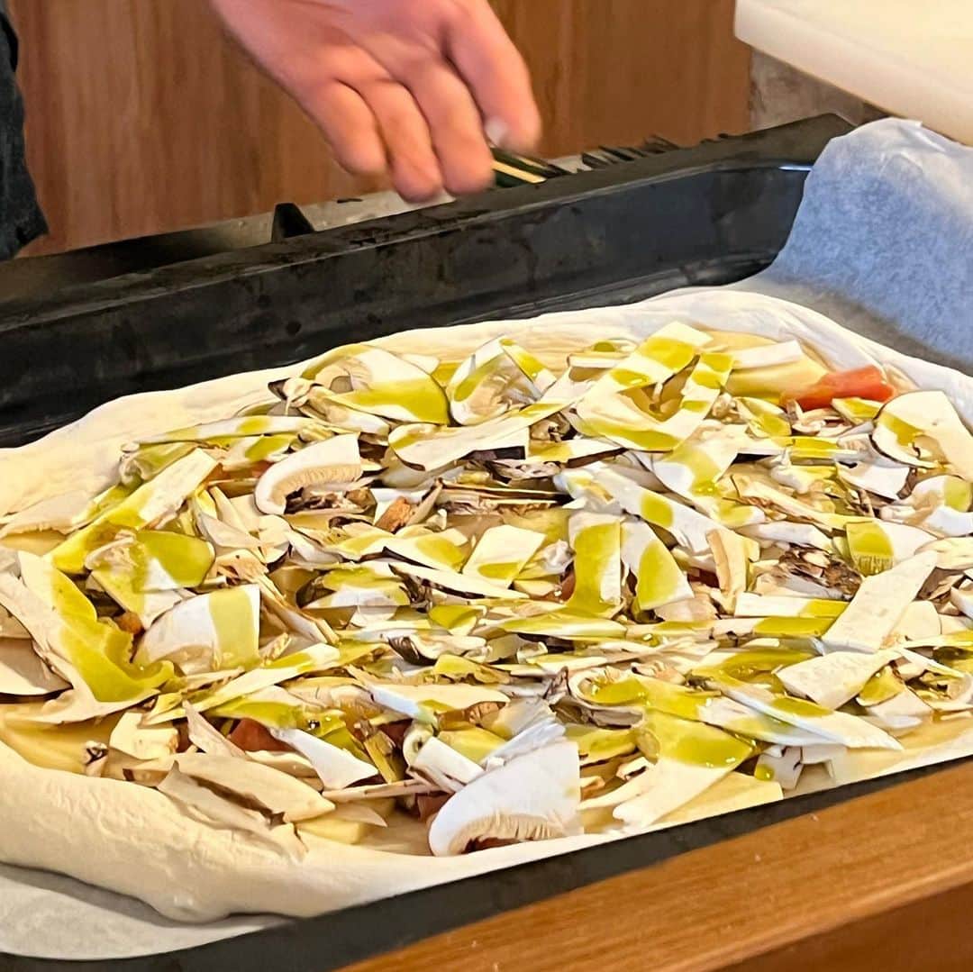 のインスタグラム：「唯一無二の鰻料理屋、瞬。そこに稀に登場するピザは最高。時期的に松茸ピザとなり、更に最高。  当然ながら鰻は別格。大将の食材と真摯に対峙する姿勢には常にリスペクト。  #もりたま飯 #foodie #foodgasm #foodphotography #foodstagram #美食 #グルメ #foodporn #instaeats #instafood #toprestaurants #snapyummy #eeeeeats #eattheworld #instafoodie #japanesefood #unagi #shizuoka」
