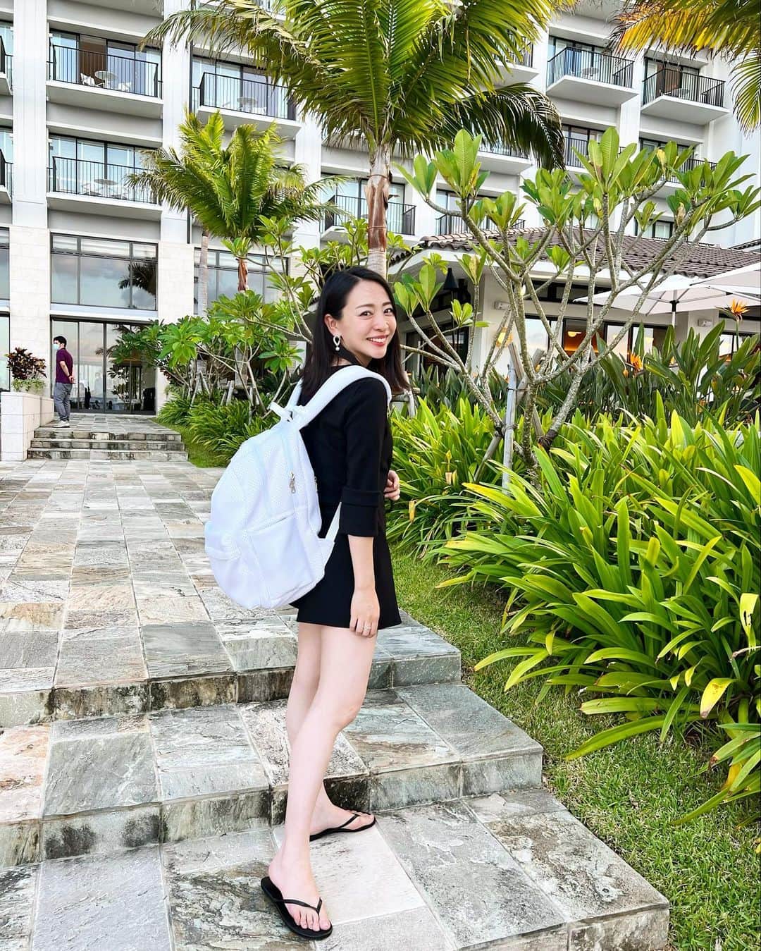 磯部奈央のインスタグラム：「良かったもの✨  時間空いてしまいましたが💦 沖縄旅行に行ってきたときに、赤ちゃん育児ママから、旅行で便利だったものを紹介して欲しいというDMを何通か、いただいていたので紹介します🙌🏻  まずは、なんと言っても @jingles_minor のリュック🤍 抱っこしてもバッグが邪魔にならないし、リュックってこんなに便利なのー！？と、驚いた🫢 主人と色違いで、私は白🤍主人は黒🖤を愛用してます。 たーくさん入るし、収納ポケットは数えきれないほどあるし、それでいて軽い😳‼️ 良いもの作ってくれたな〜🥹👏🏻✨✨  あとは、哺乳瓶の電子レンジ除菌❣️私は、旅行時には嵩張らない「munchikin LATCH」を使ってます🍼（3枚目） あと、粉ミルクは、カネソンの「粉ミルクかんたんバッグ」に一回量を入れたり、「アイクレオ」の液体ミルクを持って行ってます😊🍼 参考になれば嬉しいですっ🙌🏻  #赤ちゃん連れ旅行 #子連れ旅行 #リュック #マザーズバッグ」