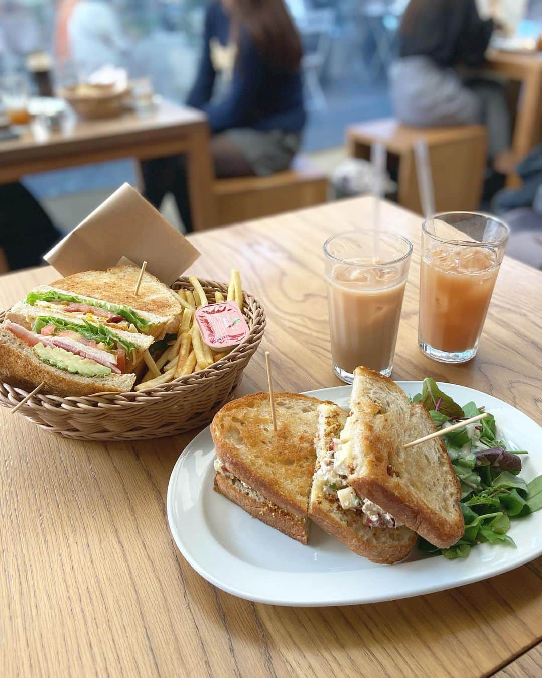 若井久美子さんのインスタグラム写真 - (若井久美子Instagram)「表参道でランチ🍽 久しぶりに会えた友人3人で💓  #クリスクロス  #表参道カフェ」11月8日 21時43分 - wakai_kumiko