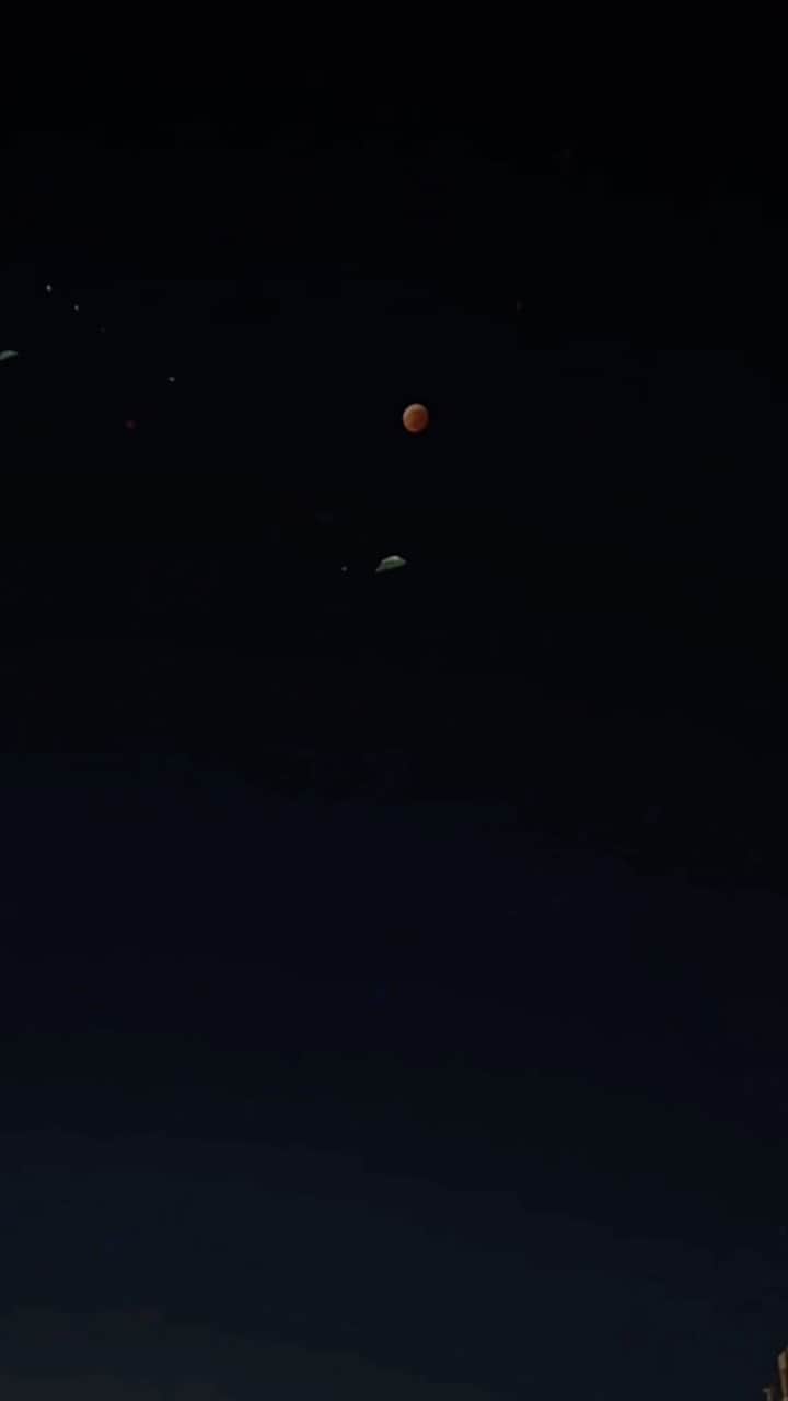 YURIのインスタグラム：「🌕🌗🌘🌑🌒🌓🌔🌛 TOKYO from my crib on my iphone13 pro  #timelapse #토쿄 #월식 #lunareclipse #totaleclipseofmyheart🥴 #皆既月食」