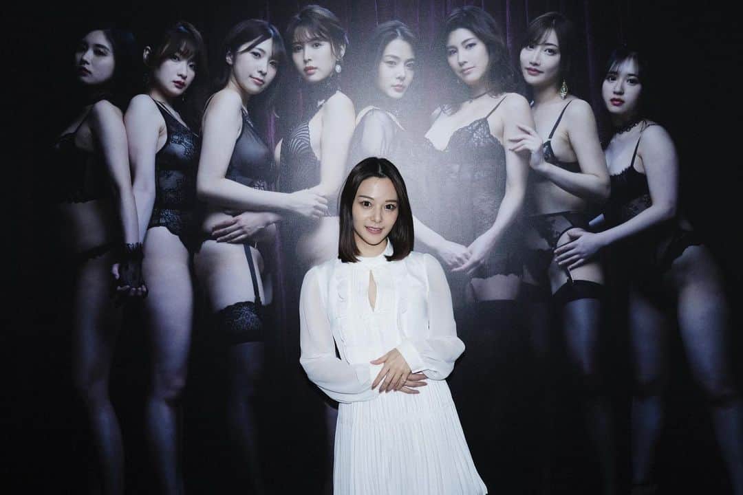 吉高寧々のインスタグラム：「写真展初日ありがとうございました🥰 みんなのおかげでとっても楽しくて 幸せな時間でした💖  あと3回の在廊で終わると思うと もう寂しい😭笑  次は13日に在廊するので 何回でも来てね！！  今夜は余韻に浸って寝ます！ みんな大好きだ～🙈💕   #吉高寧々」
