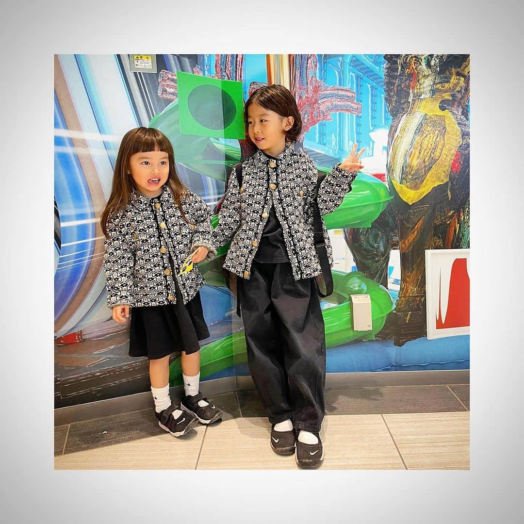小泉梓さんのインスタグラム写真 - (小泉梓Instagram)「この兄妹ペアルックは母ちゃんもおそろい。  ３人で仲良く。 男の子が太パンと履くのがオサレね。 わたしは短い丈の方にしたよ。 グリーンのも可愛かったんだよなぁ…  @ambergleam_official    #ambergleam #coodinate #ootd #kids_japan_ootd #kidsfashion #兄妹コーデ #リンクコーデ #親子コーデ #家族コーデ」11月8日 21時54分 - azusan111