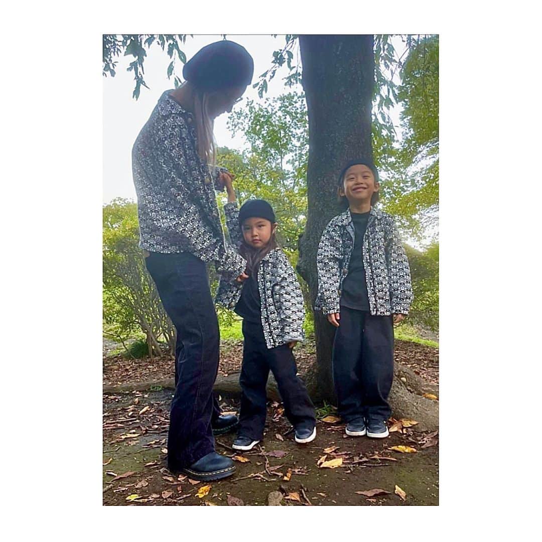 小泉梓さんのインスタグラム写真 - (小泉梓Instagram)「この兄妹ペアルックは母ちゃんもおそろい。  ３人で仲良く。 男の子が太パンと履くのがオサレね。 わたしは短い丈の方にしたよ。 グリーンのも可愛かったんだよなぁ…  @ambergleam_official    #ambergleam #coodinate #ootd #kids_japan_ootd #kidsfashion #兄妹コーデ #リンクコーデ #親子コーデ #家族コーデ」11月8日 21時54分 - azusan111