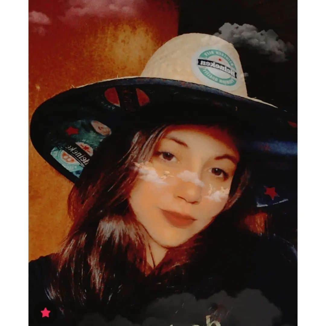 エルナネス・リマのインスタグラム：「🤠」