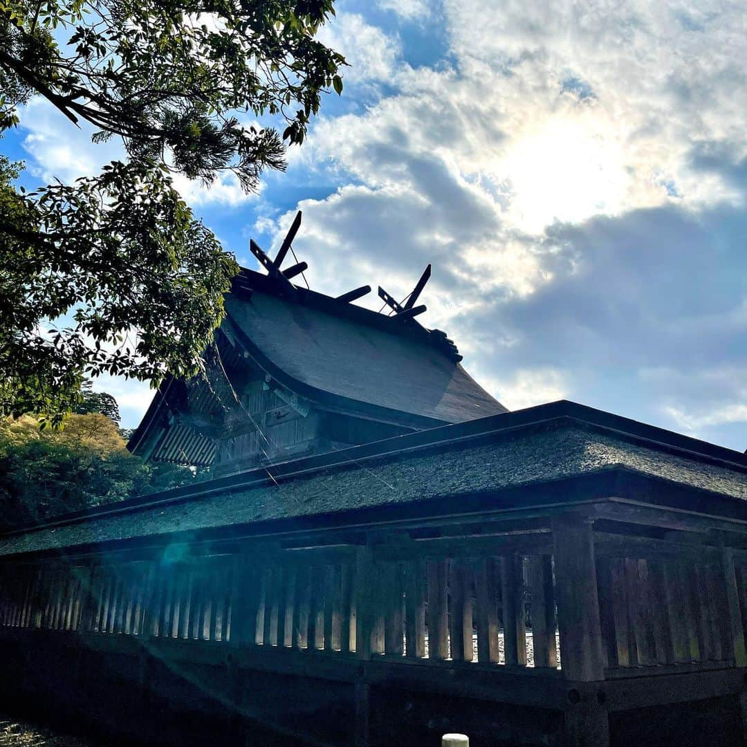 あっくんさんのインスタグラム写真 - (あっくんInstagram)「今年で４回目 出雲大社の神在祭 特に今年は濃かった。 出雲市の重鎮の方々との会食で歴史や深みを更に知ったし、やっぱり自分の感覚は間違ってなかったと再認識した。  今まで色々なところに行ってきたけど、ここだけは必ず毎年行かなければならないって無意識に感じている場所。  今年は足が折れてて思うように動けなかったり感じれなかったけど、改めてこんな時だからこそ気付けた事が沢山あった。  島根県は日本列島の根っことなる場。 まだまだ学ぶ事が沢山ある。  #島根県 #出雲大社 #神在祭 #大黒天 #大国主命」11月8日 22時27分 - akkun_shibuya