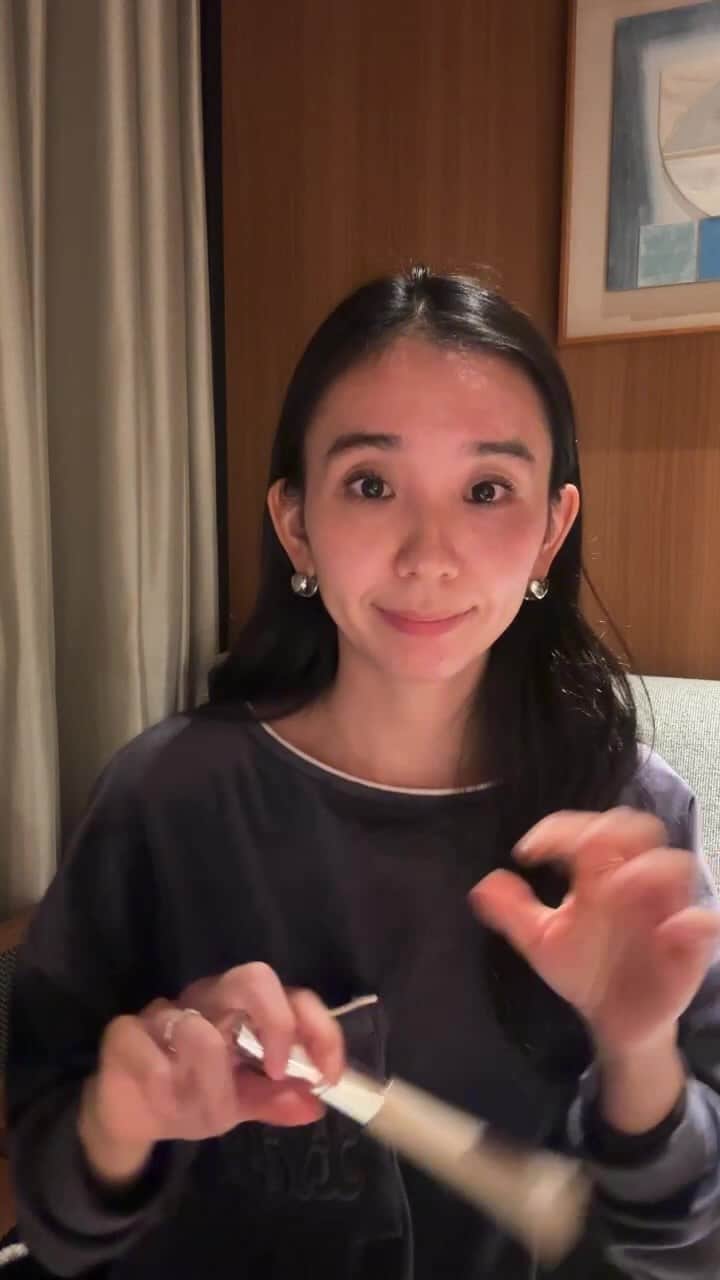 鈴木詩織のインスタグラム：「ゆるりとホテルステイ✨with天さん 夜食食べながらあれやこれやと🫢 ⁡ LOWANアイクリームの500円OFFクーポンコードは使用期限ないので気が向いたらお使いくださいませ〜♡ ☞LOWANshiori  ⁡ ⁡  #残りのマラサダは朝2個食べたよ #話しながら食べると量が進まないことに気付きました #観てくれてコメントしてくださった方本当にありがとうございました♡」