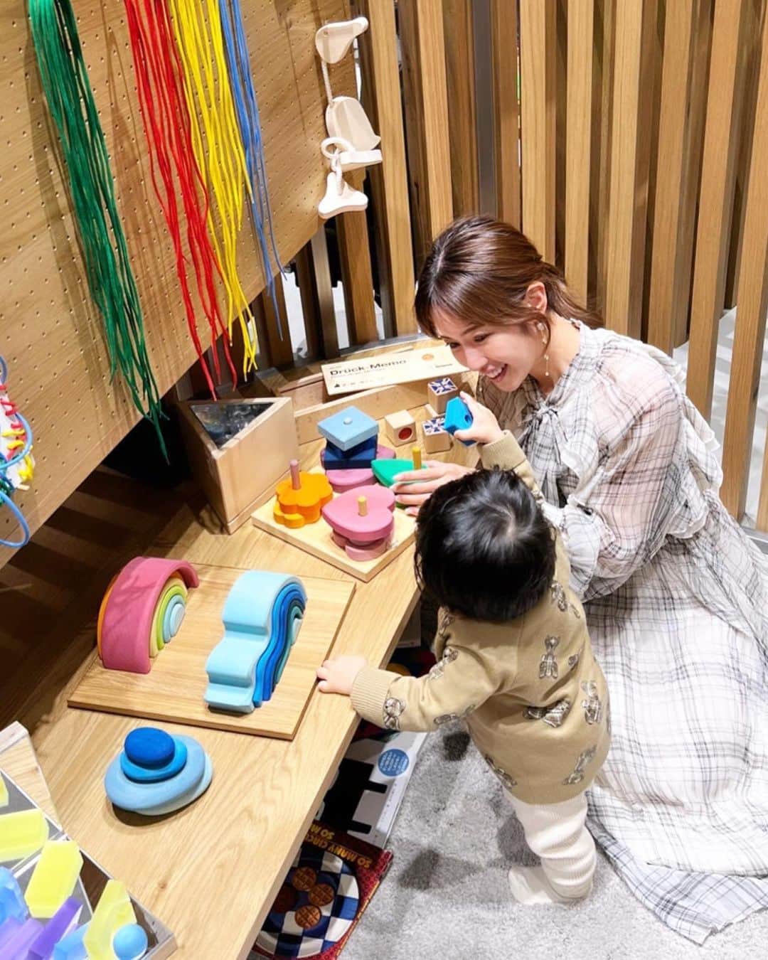 舟山久美子（くみっきー）のインスタグラム：「新しくなったガーデンプレイスへ 遊びに行きました❣️  お買い物しながらも所々にキッズが喜ぶエリアがチラホラ✨ 子供と一緒に楽しくお買い物ができるし、緑と木が多く心地よい空間🌿  着なくなった子供のお洋服を古着のようにリメイクして一点ものとして売られていたり、 大人用ですが、放電作用のあるパジャマで身体の疲れが取れるようなものご売られていたり、、、 と目新しい中にこれからの自分たちの為になるようなヒントが多くてワクワクしちゃった❣️🧸👏🏻  最後の動画は 抱っこ紐したまま着れるダウン👏🏻✨どんどん子育てママパパさん達に優しいものが増えてきて嬉しい限り🥹🤍  またゆっくり遊びに行きたいなぁと思います！」