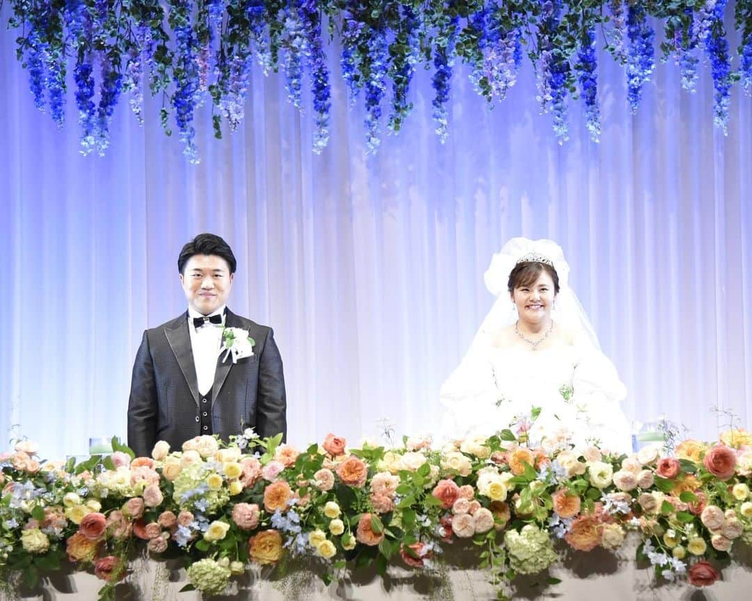 門倉凛のインスタグラム：「🍰 2022.11.05  グランドプリンスホテル新高輪  神前式 結婚披露宴 無事に終える事ができました🫶  司会をしてくださったエハラさん そして式場のスタッフの皆様のおかげで 無事に式を終える事ができました✨  主賓挨拶をして下さった長与さん  長与さんをみたら込み上げるものが 沢山ありすぎて涙が出ました…😢  この結婚式で人と人との 繋がりの大切さや優しさ 温かさをたっくさん感じました😢✨  まだまだ未熟な二人ではございますが これからも宜しくお願い致します·͜·   一生の宝物です⺣̤̬︎︎💓✨  来てくださった皆様本当に本当に ありがとうございました！！  #門倉凛」