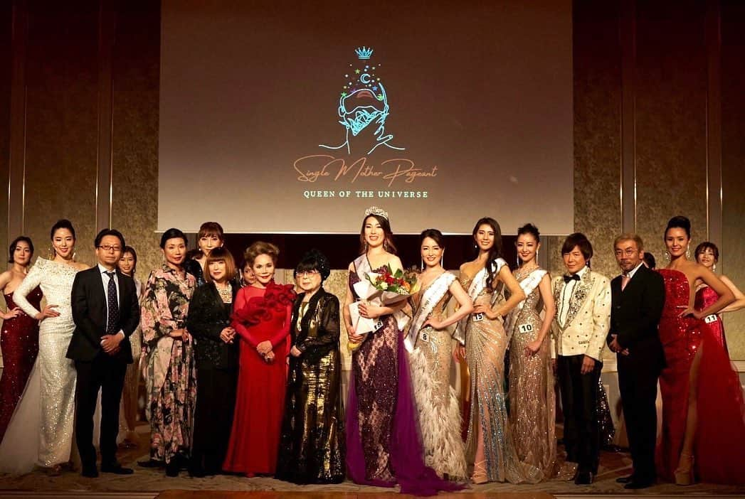 戸田さと美のインスタグラム：「Queen of the universe 第1回シングマザーコンテスト！ 40代部門グランプリ👑💕 総合準グランプリを受賞したことをご報告いたします。  シングルマザーになり早13年。  妊娠６ヶ月の時、夫を亡くし、 暗闇の中、一筋の光を与えてくれたのは 息子の笑顔です。  夫を亡くしてからは ８ヶ月、毎日涙を流す日々が続きましたが、 目の見えてきた息子には 笑顔で強い母親の姿を見せたい。  そう思ってきました。 そしてこれからもその想いは続きます。  こうして 成長した息子と共に、ランウェイを歩き、 そして、頑張っている母の姿を見せることができたこと、 とても嬉しい。  このような機会を与えてくれたコンテスト運営の皆様に感謝です。  皆様 応援ありがとうございました✨.ﾟ･*..☆.｡.:*✨.☆.｡.:. *:ﾟ  @queenoftheuniversejapan @noblequeenuniverse @imamikaramu0227 @m.k_innerbeauty  #シングルマザーコンテスト #社会貢献活動 #シングルマザー支援 #シングルマザー子育て #シングルマザーライフ #自立女子 #世界大会 #子供との豊かな暮らし #ミセスコンテスト #ウォーキング #ヒールウォーキング #コンテストウォーキング #新たなる挑戦 #綺麗になりたい #綺麗になりたい人と繋がりたい #美容クリニック好き #エイジングケア #リラックスタイム #自分ご褒美 #スキンケア #スキンケア好きと繋がりたい #内側からの健康美 #健康美 #美姿勢 #美容 #美容好き #インナーケア」