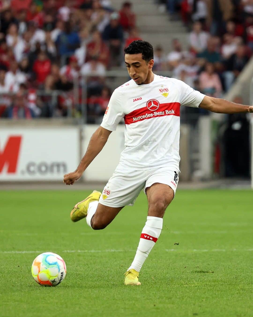 VfBシュトゥットガルトのインスタグラム：「Kampf, Mut, Wille – bringt die Arena heute Abend zum Beben, Jungs aus Cannstatt! 🔥⚪🔴💪  🔜 #VfBBSC | ⏰🗓 Heute | 20:30 Uhr  _ [Anzeige] @schanz.rollladensysteme | #VfB #bundesliga #matchday #heimspiel #stuttgart #furchtlosundtreu #vfbstuttgart #vfbstuttgart1893 #VfBInsta」