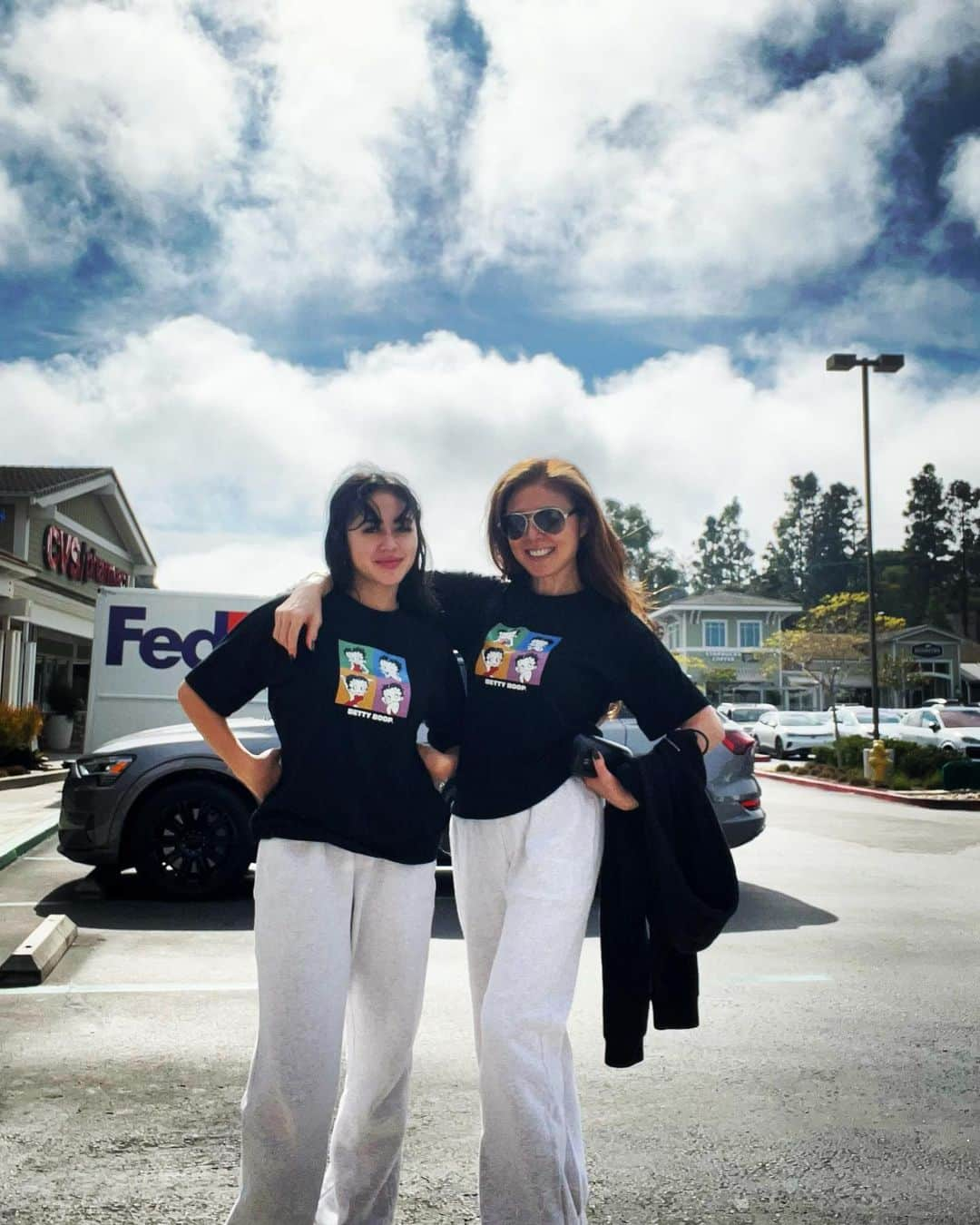 武田久美子さんのインスタグラム写真 - (武田久美子Instagram)「. Californiaの大空と娘と ペアルックでタイマーショット! 全くお揃いでも嫌がらなくなった様で、^_^ そろそろ２０歳の階段登っています。  #california #bigsky  #ペアルック」11月8日 14時17分 - kumikotakedaofficial