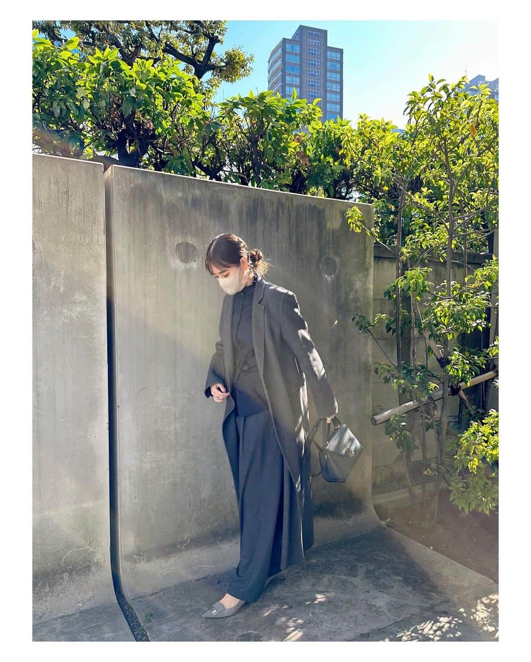 林みなほのインスタグラム：「OOTD  tops&pants… @newans.official × @sasagawayuri  coat… @adore_jp  heels… @sergiorossi  bag… @valextra  pierce… @bondle.co   今朝はご心配おかけしました😂💦 たくさんのメッセージを頂きありがとうございます。 外傷もなく、レントゲンの結果、鼻の骨も折れていませんでした‼出血量に驚きましたね😂 飛ばされた🧢も確保しております。  ︎みなさまの優しさに触れて幸せな日になりました。 ありがとうございました！！😭 3日ぐらいで鼻の腫れも治るようです✌️  #fashion#beauty#ootd」