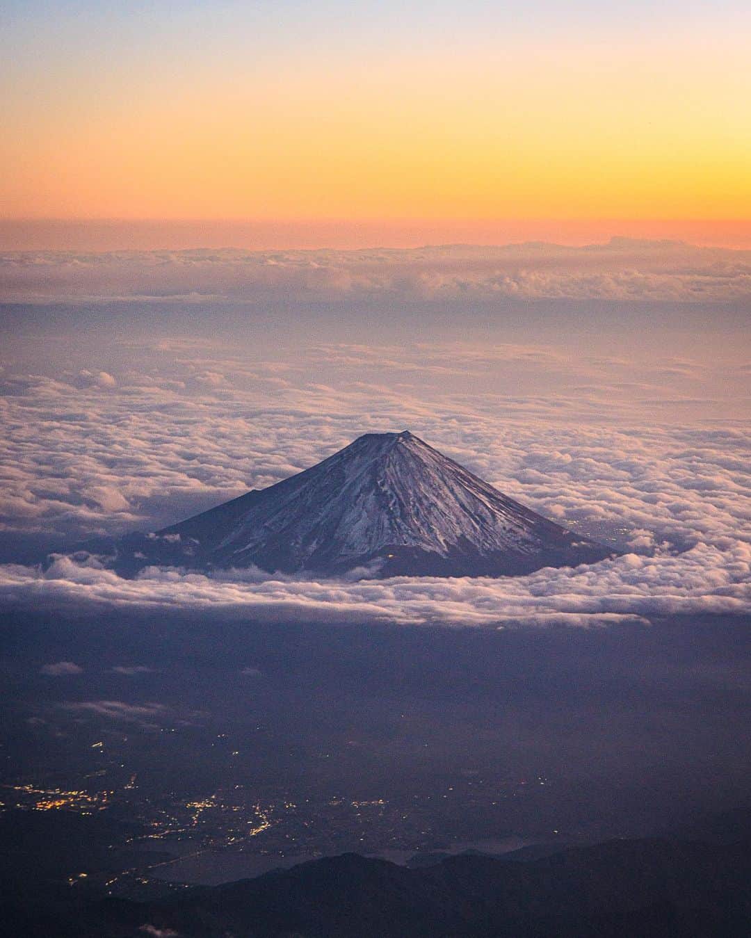 のインスタグラム：「出雲に向かう飛行機の中から。 神々しい富士山を遥拝🙏✨ 機内で自然と手を合わせてしまう。 しかもお月様も出てた🌙  #富士山 #三日月 #fujisan #mtfuji #moon #japantravel #japantrip #canon #canonR5 #beautifuldestinations #discoverjapan #discoverearth #voyaged #awesome_photographers #IamATraveler #wonderful_places #japanphoto #japanphotography #japan_of_insta #livingonearth #theglobewanderer」