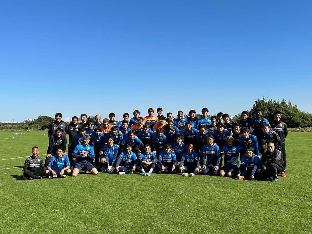 ウェリントン・ルイス・デ・ソウザのインスタグラム：「Encerrando o ciclo nesse clube que eu tenho um carinho e um respeito muito grande. Quero agradecer primeiramente ao Shonan Bellmare pela oportunidade dada, foi uma honra vestir a camisa do Shonan mais uma vez. Agradecer meus companheiros de time e os Staffs pelo tempo que estivemos juntos e principalmente agradecer a torcida que sempre me apoiou e demonstrou carinho.  Boa sorte nas próximas temporadas eu estarei sempre na torcida pelo Shonan. 今シーズンをもちまして、大好きでリスペクトしているクラブを離れることになりました。   まずはじめに、機会を与えて下さったクラブに感謝します。  再び湘南ベルマーレのユニフォームを着てプレーすることができて光栄でした。   そして、一緒に過ごしたチームメイトとスタッフのみなさんに感謝します。  特にサポーターの皆様、常に温かい応援をありがとうございました。   いつまでも湘南ベルマーレを応援するとともに幸運を祈ります。  ウェリントンより」