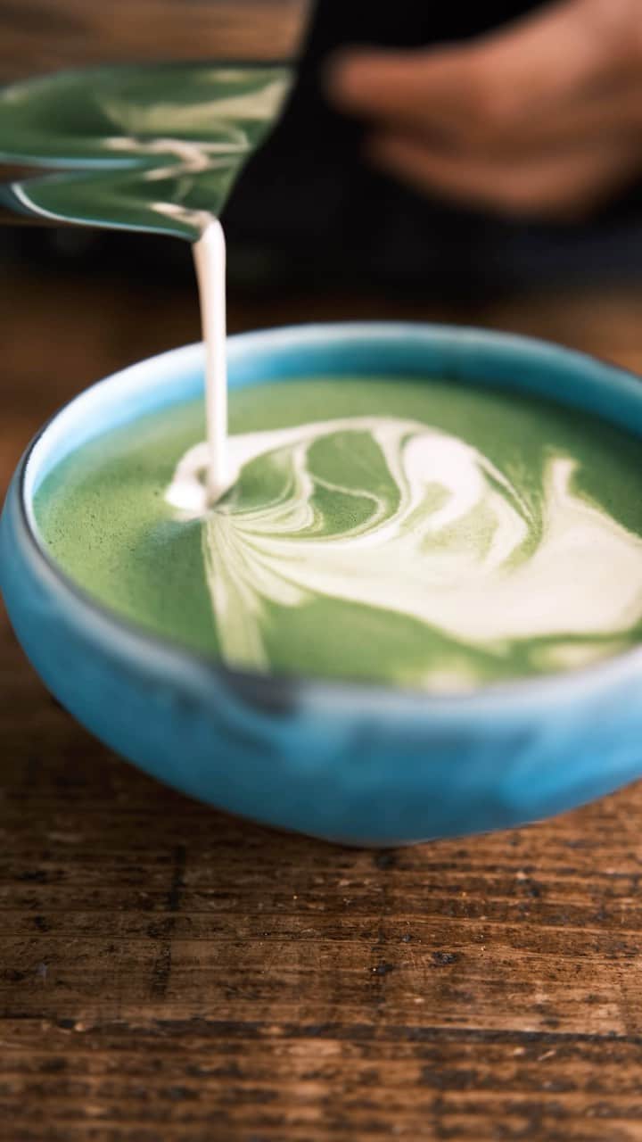 高嶋綾也のインスタグラム：「Who wants matcha latte? 🙋🙋🙋🙋🙋 このスタイルで抹茶ラテ出してくれるお店が京都にあればいいのに。笑　しかも牛乳じゃなくてプラントベースミルクで🍌 #matcha #latte #抹茶 #kyoto #京都」