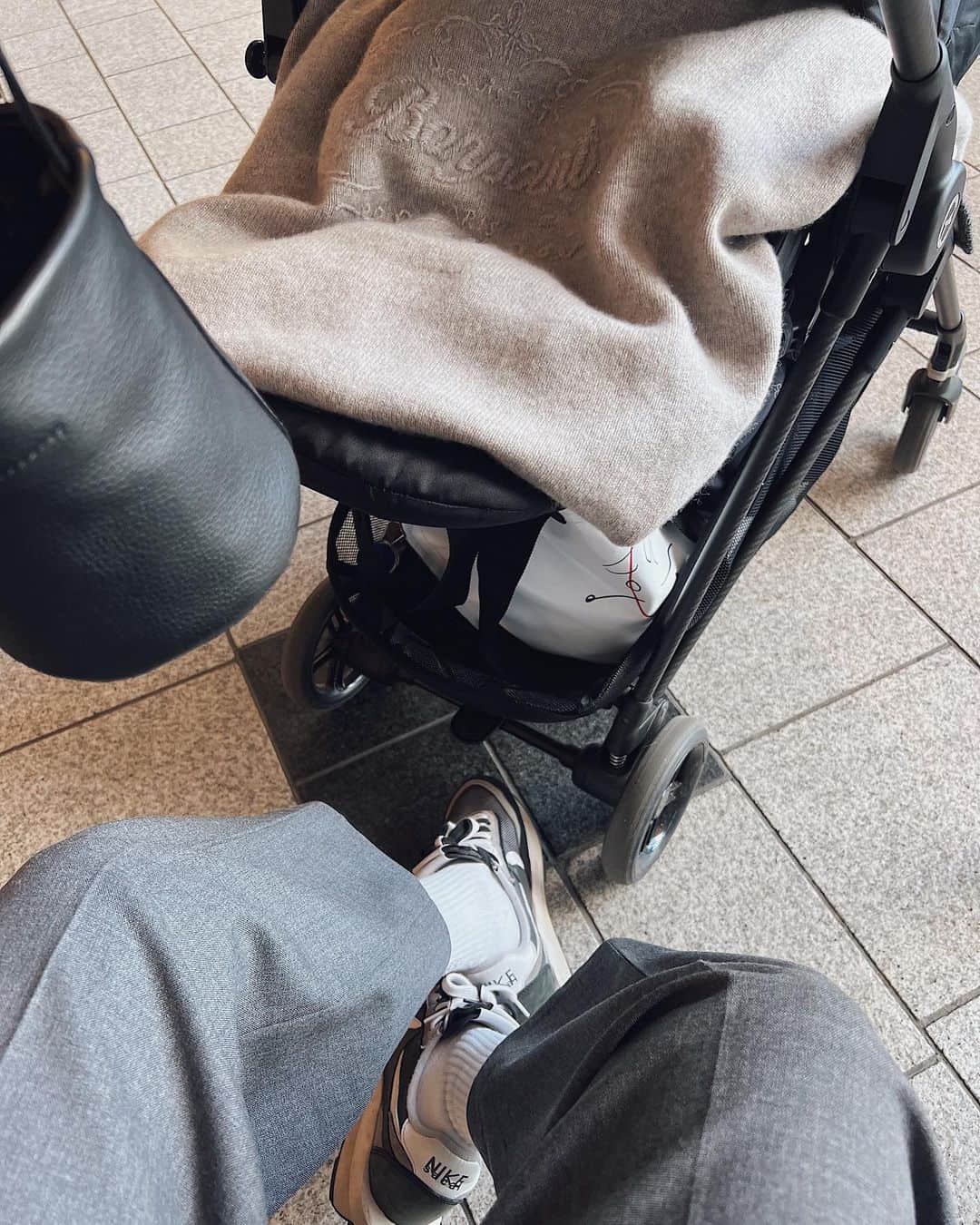 翁安芸さんのインスタグラム写真 - (翁安芸Instagram)「👶🏻お昼寝したので、私も休憩💭  Blanket #bonpoint #ボンポワン Stroller #cybex  Bag #thehighlights  Bottom #lohen  Sneakers #nikesacai」11月8日 16時20分 - akinyc