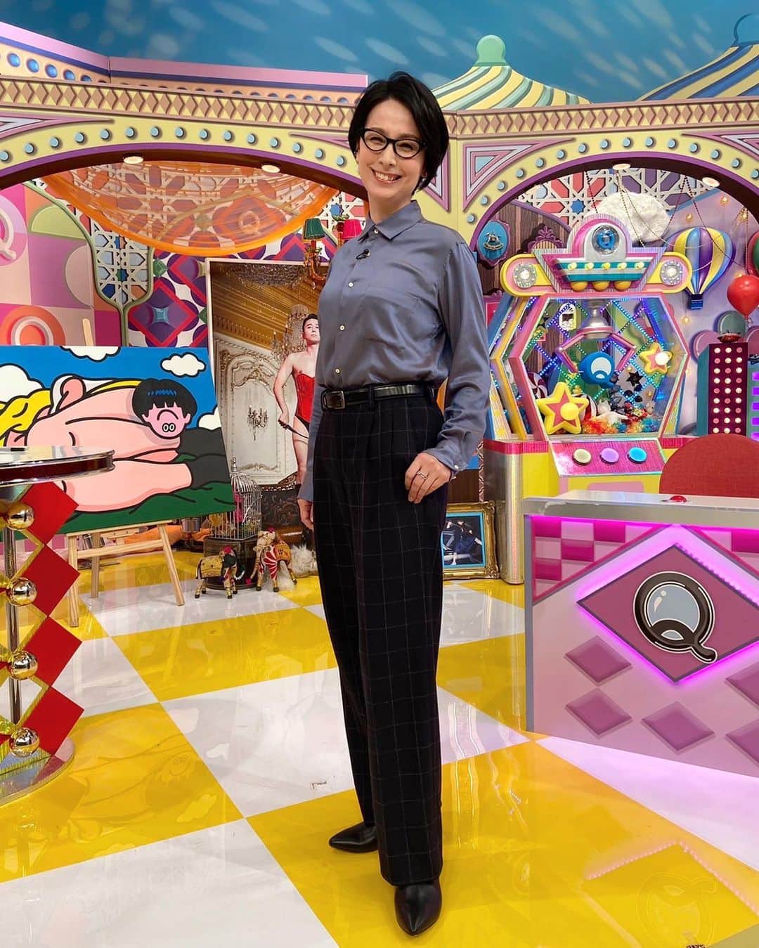 野村真季のインスタグラム：「#有吉クイズ  11/8 放送分着用衣装  ブラウス・パンツ @amuletoiofficial  イヤーカフ・リング @joueteofficial   #テレビ朝日 #野村真季 #野村アナ」