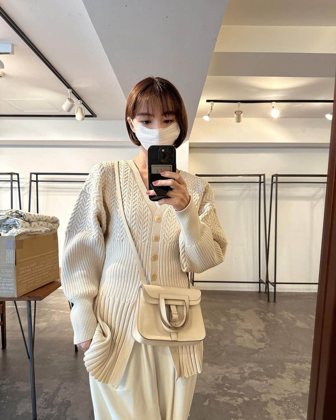 篠田麻里子のインスタグラム：「先日初めてのフリマ皆さんありがとうございました😊 今回ご縁があり福岡のＮＰＯ法人 にこりさんに無事寄付することができました✨ @nicori_for_children  皆さんに喜んでもらえて嬉しいです♡ フリマ来てくださり買ってくださった皆さんありがとうございました😊 また19日にもフリマ開催するので良かったら遊びに来てね♡  #npo法人にこり #フリマ」