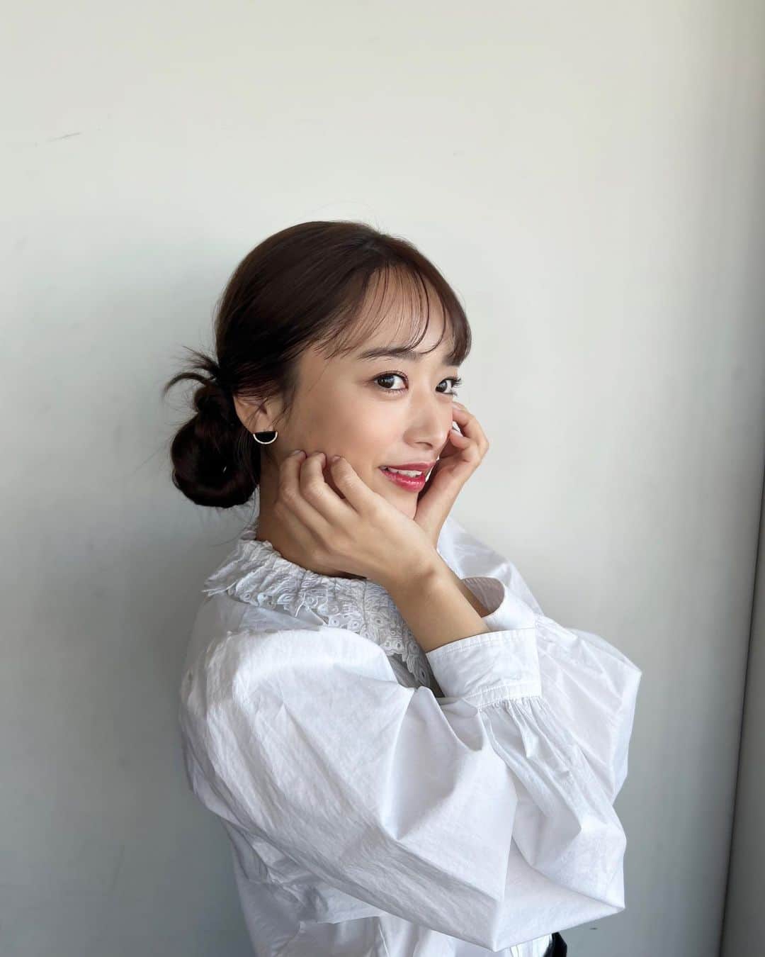 近藤千尋のインスタグラム：「バゲット🥖📺生放送 ありがとうございました💕🥰 二回目で嬉しかったなぁ🌼 見てくださった方 ありがとうございましたっ😘  今週は朝早い日が続くから、 夜２０時半には寝ちゃう。。笑🤣  今日はテレビではあまり着ない モノトーンの衣装でした🖤🖤🖤 コーラス出来そうって言われたよ。笑  ウェア @isabelmarant  アクセサリー @enasoluna_official  シューズ @sergiorossi  #近藤千尋衣装」
