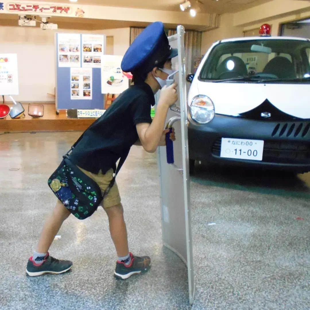 大阪府警察さんのインスタグラム写真 - (大阪府警察Instagram)「【「大阪府警察ちょこっと体験」したよ！】 令和4年11月3日(木・祝)、曽根崎警察署地下の大阪府警察コミュニティープラザで、気軽におまわりさんのお仕事が体験できる「大阪府警察ちょこっと体験」を開催しました。  来場した子ども達に、様々な催し（白バイ・ミニパト乗車体験、機動隊用盾の重さ体験、指紋採取体験等）を通じて、おまわりさんの仕事を身近に感じてもらいました。  #大阪府警察公式 #大阪府警察 #大阪府警 #府警 #警察 #コミュニティープラザ #ちょこっと体験 #白バイ #ミニパト #信号機 #機動隊 #盾 #指紋採取 #体験」11月8日 16時59分 - fukei_koho