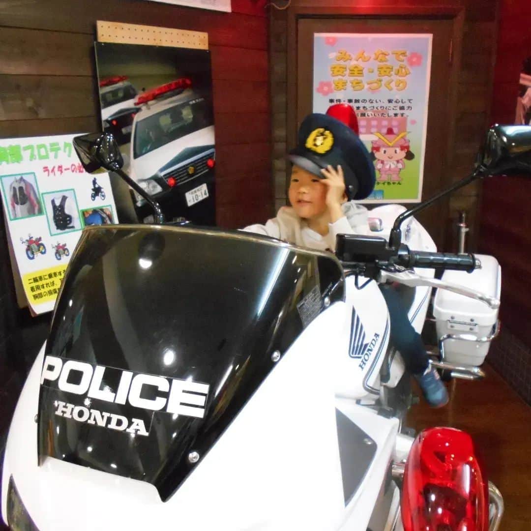 大阪府警察さんのインスタグラム写真 - (大阪府警察Instagram)「【「大阪府警察ちょこっと体験」したよ！】 令和4年11月3日(木・祝)、曽根崎警察署地下の大阪府警察コミュニティープラザで、気軽におまわりさんのお仕事が体験できる「大阪府警察ちょこっと体験」を開催しました。  来場した子ども達に、様々な催し（白バイ・ミニパト乗車体験、機動隊用盾の重さ体験、指紋採取体験等）を通じて、おまわりさんの仕事を身近に感じてもらいました。  #大阪府警察公式 #大阪府警察 #大阪府警 #府警 #警察 #コミュニティープラザ #ちょこっと体験 #白バイ #ミニパト #信号機 #機動隊 #盾 #指紋採取 #体験」11月8日 16時59分 - fukei_koho