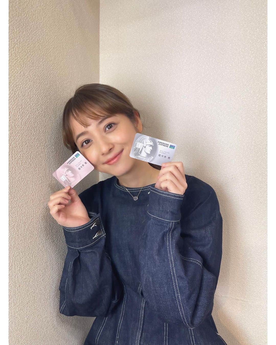 佐々木希さんのインスタグラム写真 - (佐々木希Instagram)「「セゾンアメックスカード」のCMは見ていただけましたか？💳✨ 宇宙人の方々との撮影は、中々ない…というか全く無い（笑）ので嬉しいです☺️ クレジットカードでピンクカラーがあるのも素敵。 特別に名刺を作ってもらいました🤎  #セゾンアメリカンエキスプレス #セゾンアメックス」11月8日 17時07分 - nozomisasaki_official