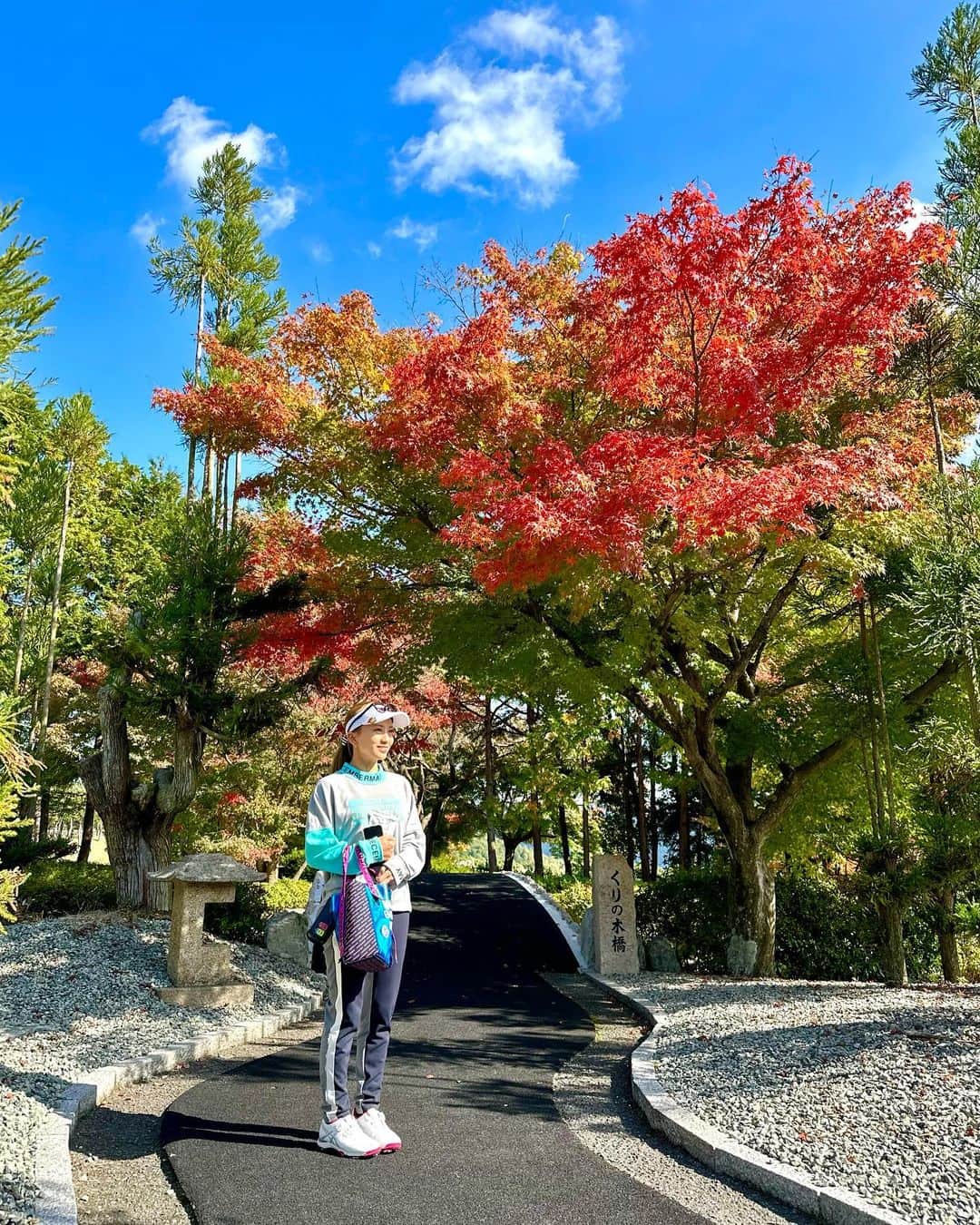 江口紗代のインスタグラム：「.  いつの間にか紅葉の時期だった… 最近寒くて外出たくない🫠  久しぶりにスイング動画🤳  #ゴルフ#ドライバー #ゴルフスイング#ゴルフ場#紅葉#🍁 #ゴルフコーデ#ゴルフウェア #zerofit#eyevol#Reve #DECEMBERMAY #チャギントンボール ⁡」